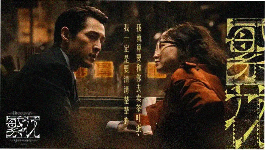 城市黄昏时刻卡：地平线上方的落日与楼群剪影